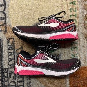 Brooks ghost 10 Sz 8 w pink peacock black